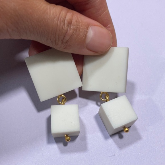 🍀 2 for $20 Vintage Chunky White Clasp Earrings. - Picture 1 of 9